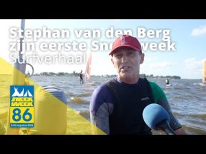 Stephan van den Berg surft de Sneekweek voor het eerst in zijn leven