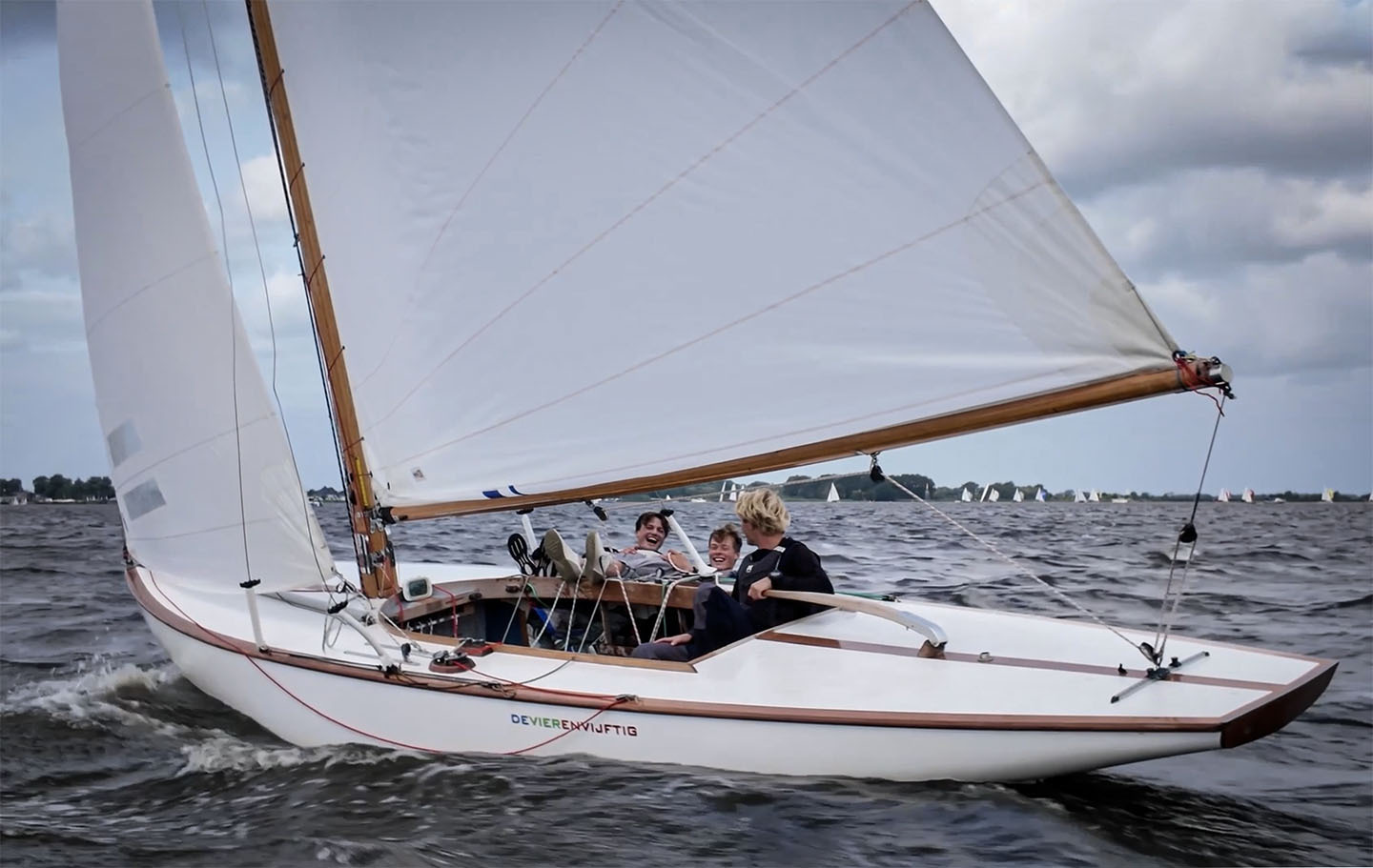Jong geleerd in de Regenboog zeilboot
