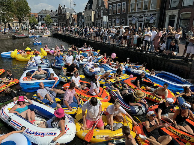 Sneekweek in de media: EasyToys deelt duizenden condooms uit tijdens de Rubberbootrace