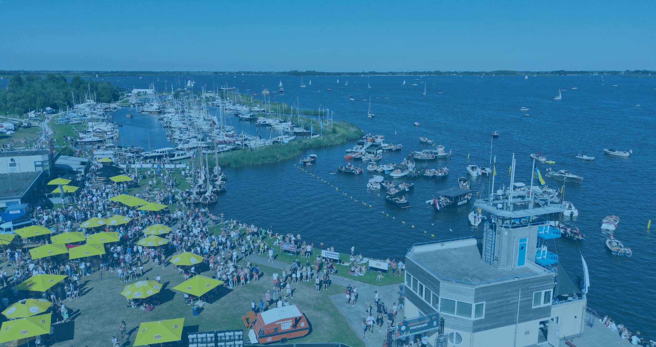 Sneekweek feest bezoekers starteiland boot hardzeildag