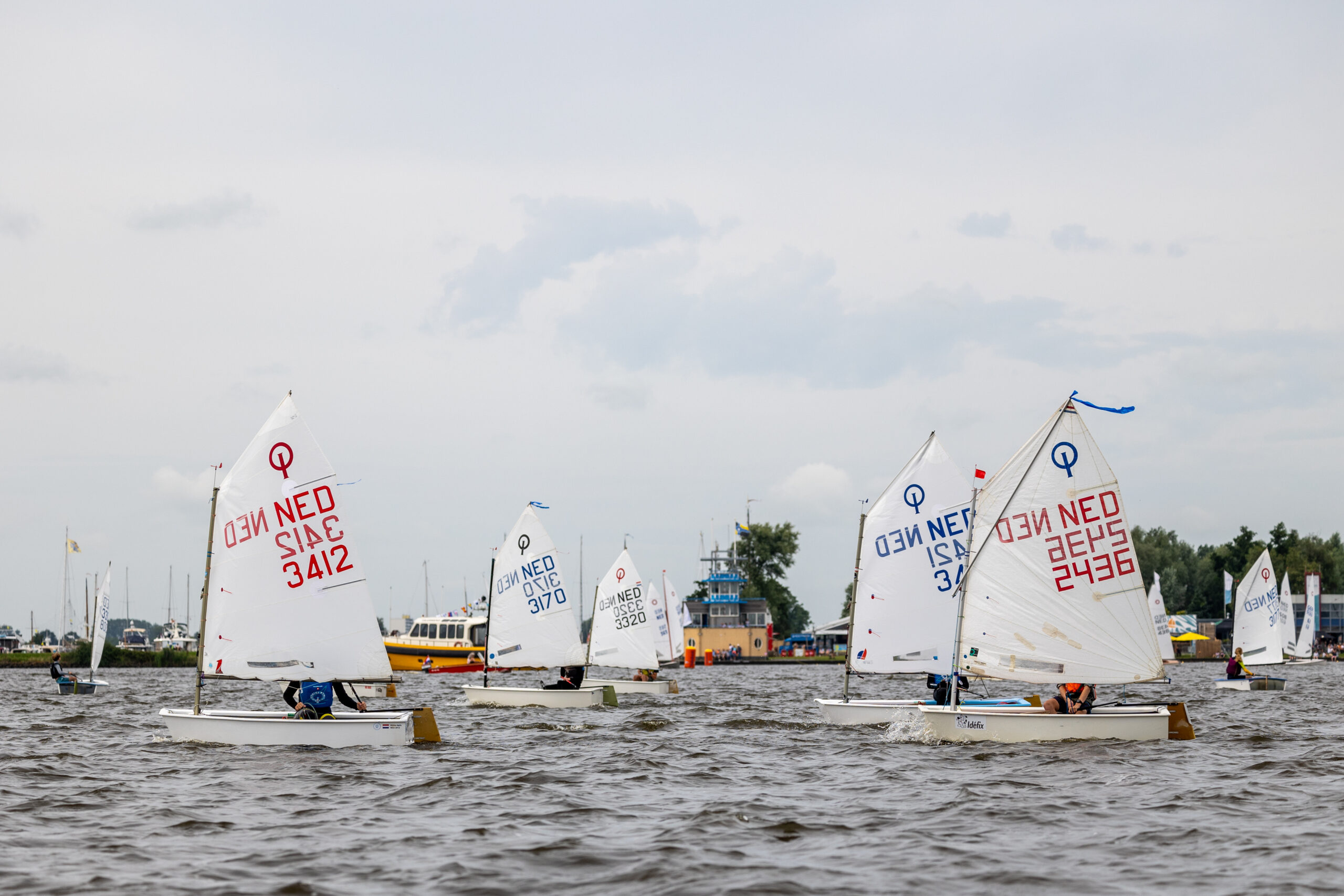 Sneekweek2024Zaterdag Jeug in Optimisten zeilen wedstrijd tijdens Sneekweek fotograaf Eize Hoekstra scaled