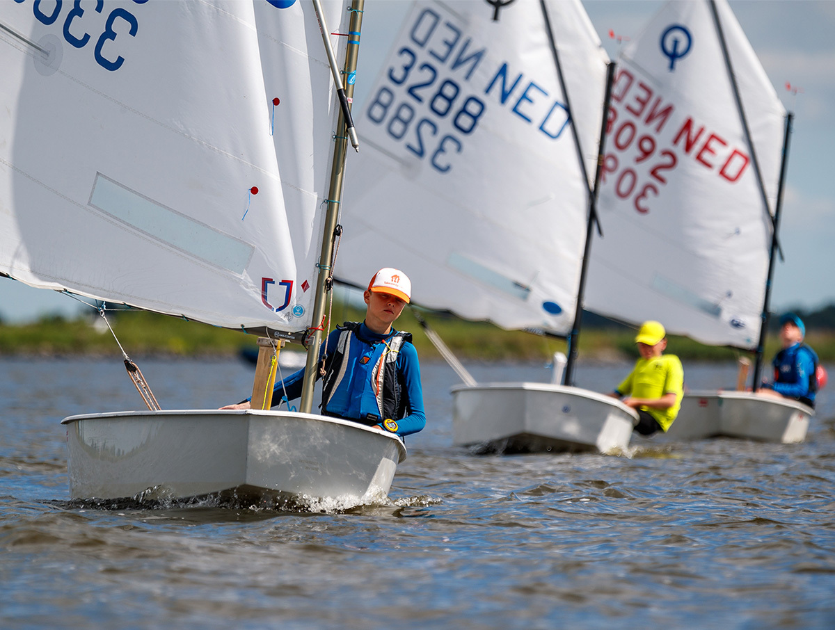 Voor 5 euro kunnen kinderen een Optimist huren tijdens Sneekweek 2025
