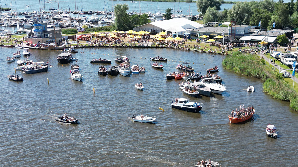sneekweek 06 STarteiland finish photo by Skydrone Sloten web