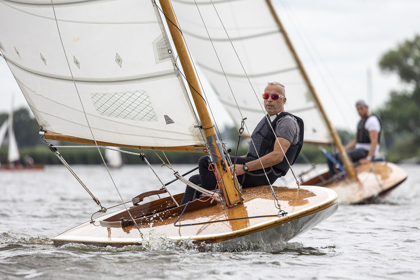 Derde zeildag Sneekweek met stevige wind en strakke regie