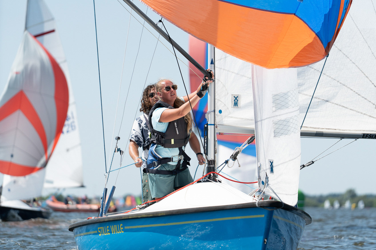 Wisselende wind vraagt maximale flexibiliteit tijdens vierde wedstrijddag Sneekweek