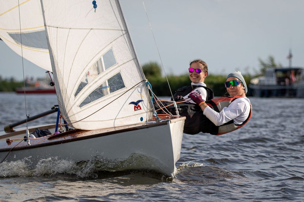 Geduld beloond: eerste dag 89ste Sneekweek komt na windstilte goed op gang 3 Zeilen sneekweek pirat dag 01