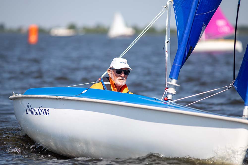 Van coach naar concurrent: Theo (84) zeilt zelf de Sneekweek